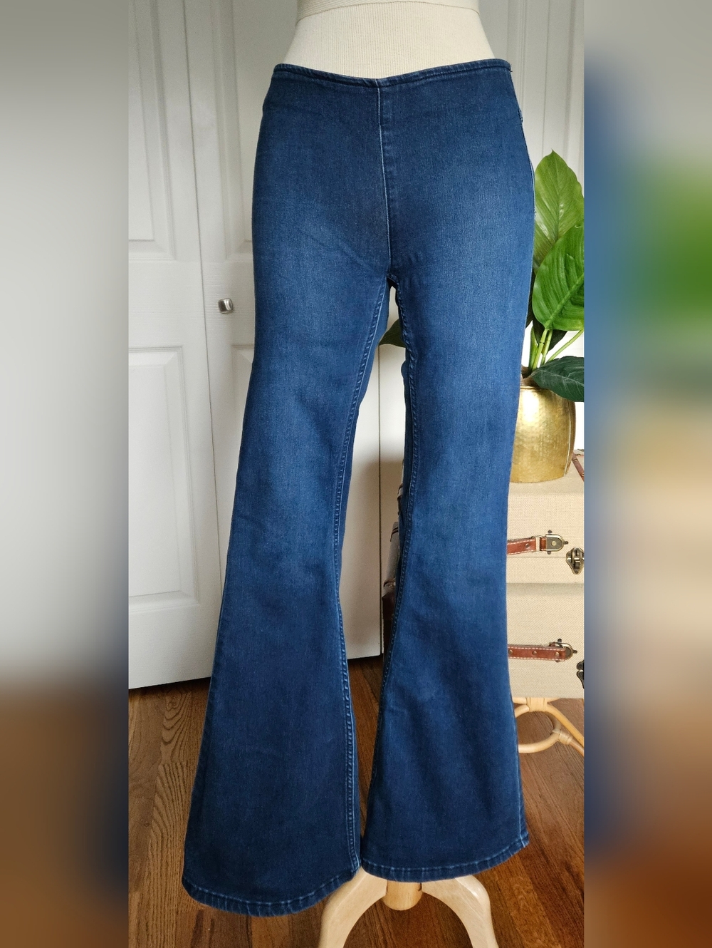 WE THE FREE Penny Pull On Flare/Bell-bottoms Leg Size 25 Jeans!